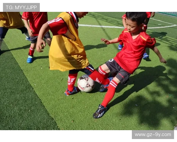 以幸运足球球员名字揭示绿茵赛场背后的荣耀与命运交织故事 以幸运足球球员名字揭示绿茵赛场背后的荣耀与命运交织故事